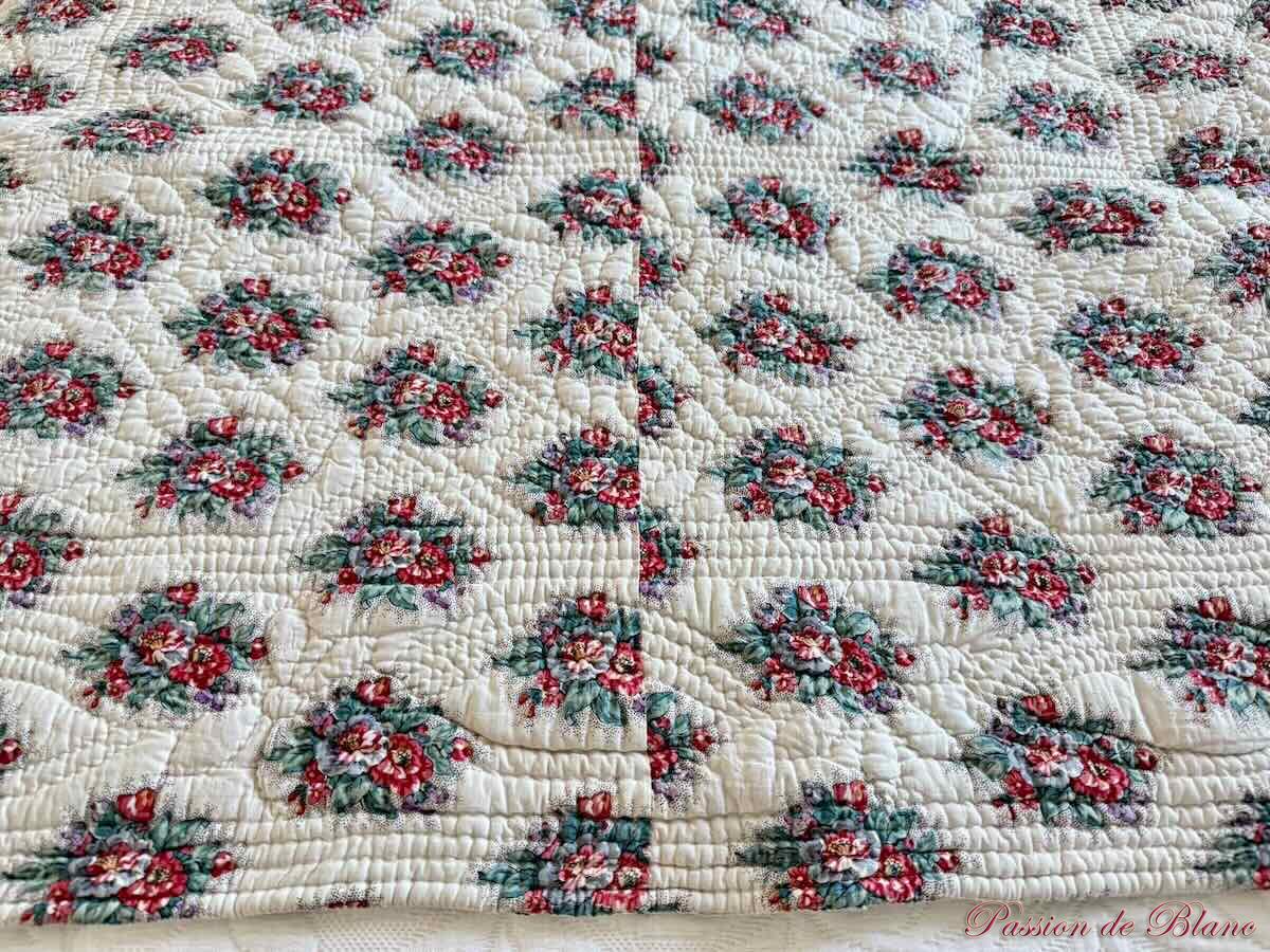 Courtepointe piquée main: motifs fleuris, autre unis blanc, époque XIX – Image 4