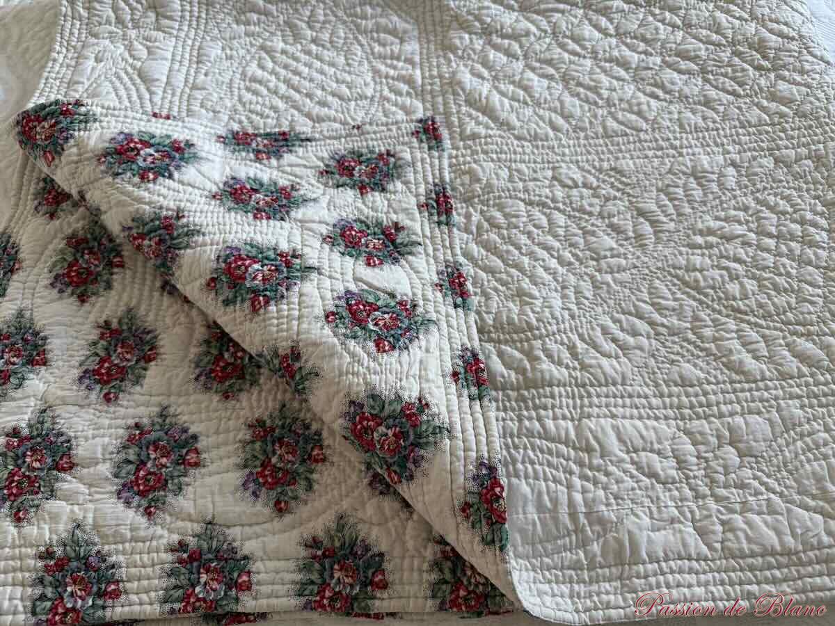 Courtepointe piquée main: motifs fleuris, autre unis blanc, époque XIX – Image 3