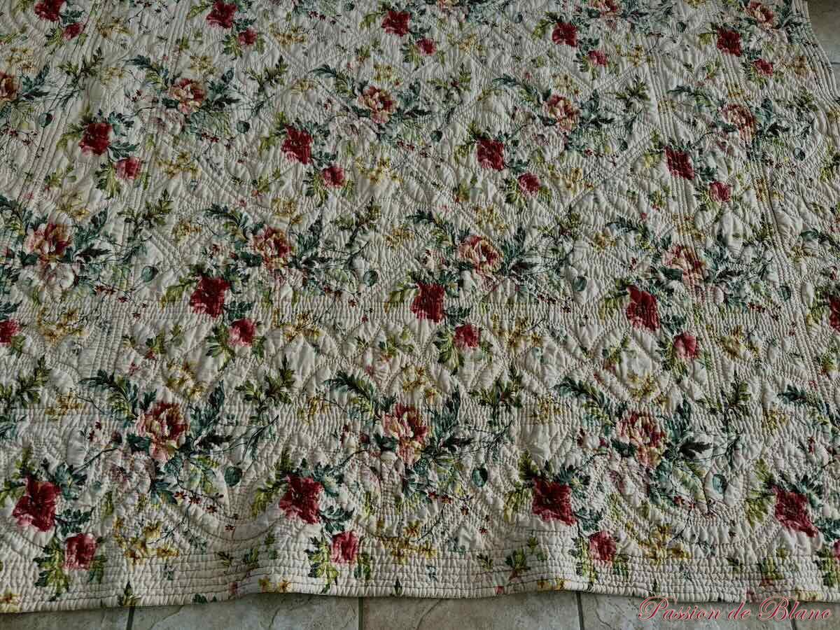 Couverture Provençale piquée main: une face très beaux motifs fleuris ,l'autre marron jaune. – Image 6