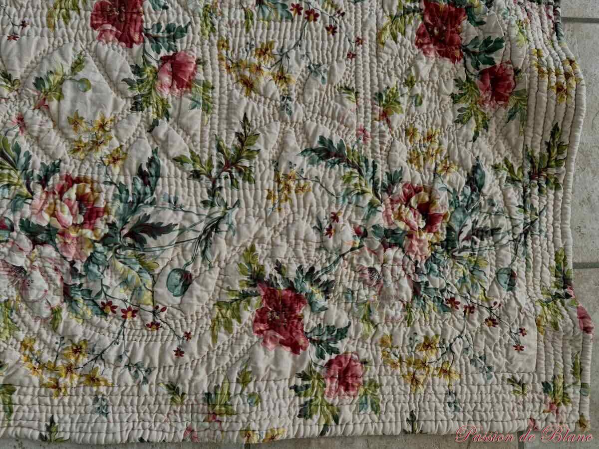 Couverture Provençale piquée main: une face très beaux motifs fleuris ,l'autre marron jaune. – Image 5
