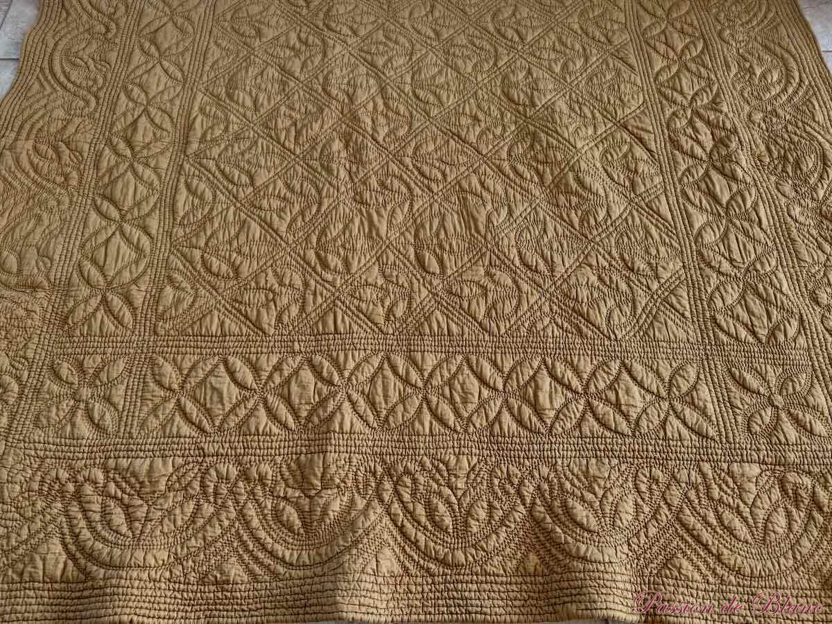 Couverture Provençale piquée main: une face très beaux motifs fleuris ,l'autre marron jaune. – Image 4