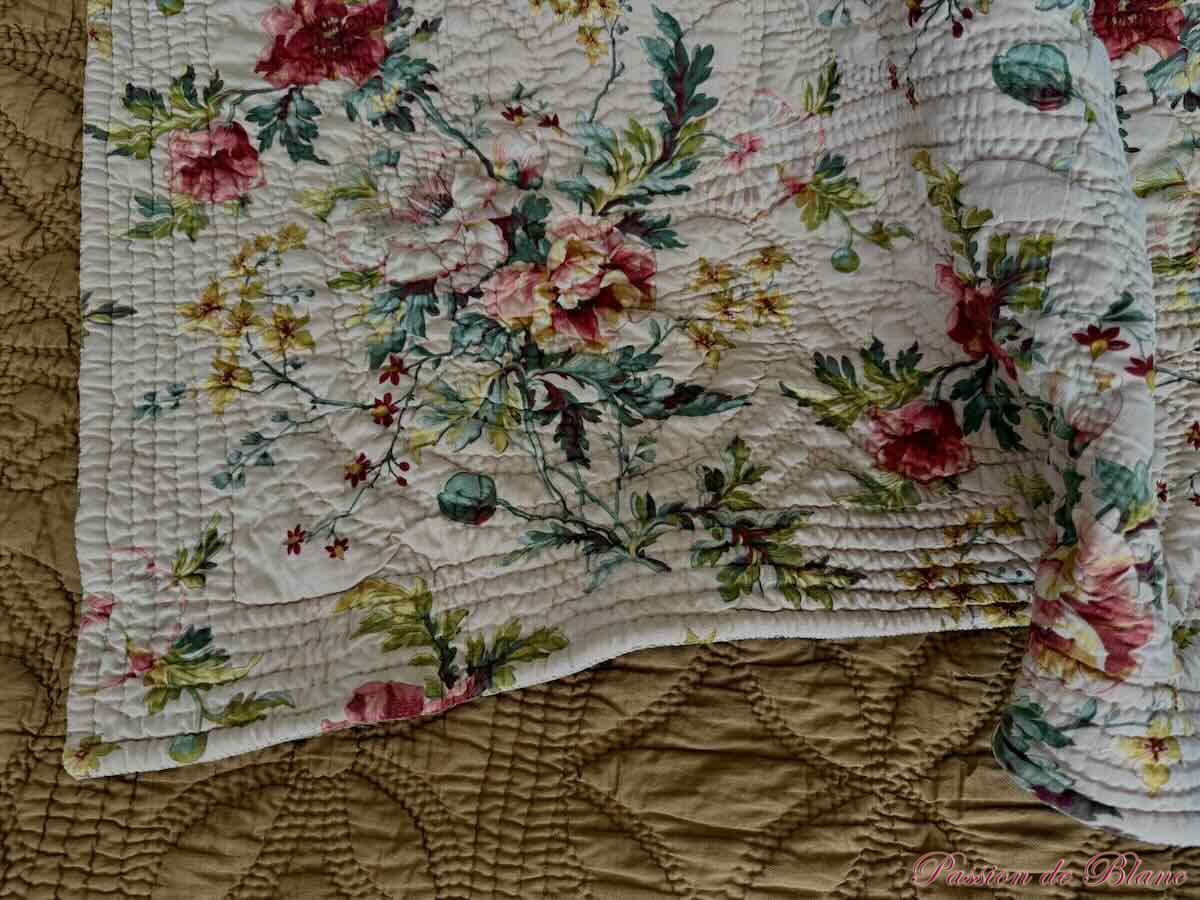 Couverture Provençale piquée main: une face très beaux motifs fleuris ,l'autre marron jaune. – Image 3