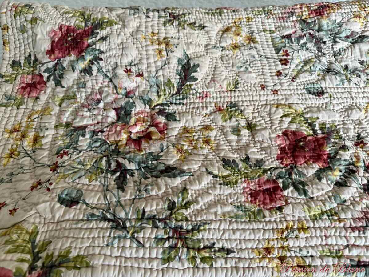 Couverture Provençale piquée main: une face très beaux motifs fleuris ,l'autre marron jaune. – Image 2