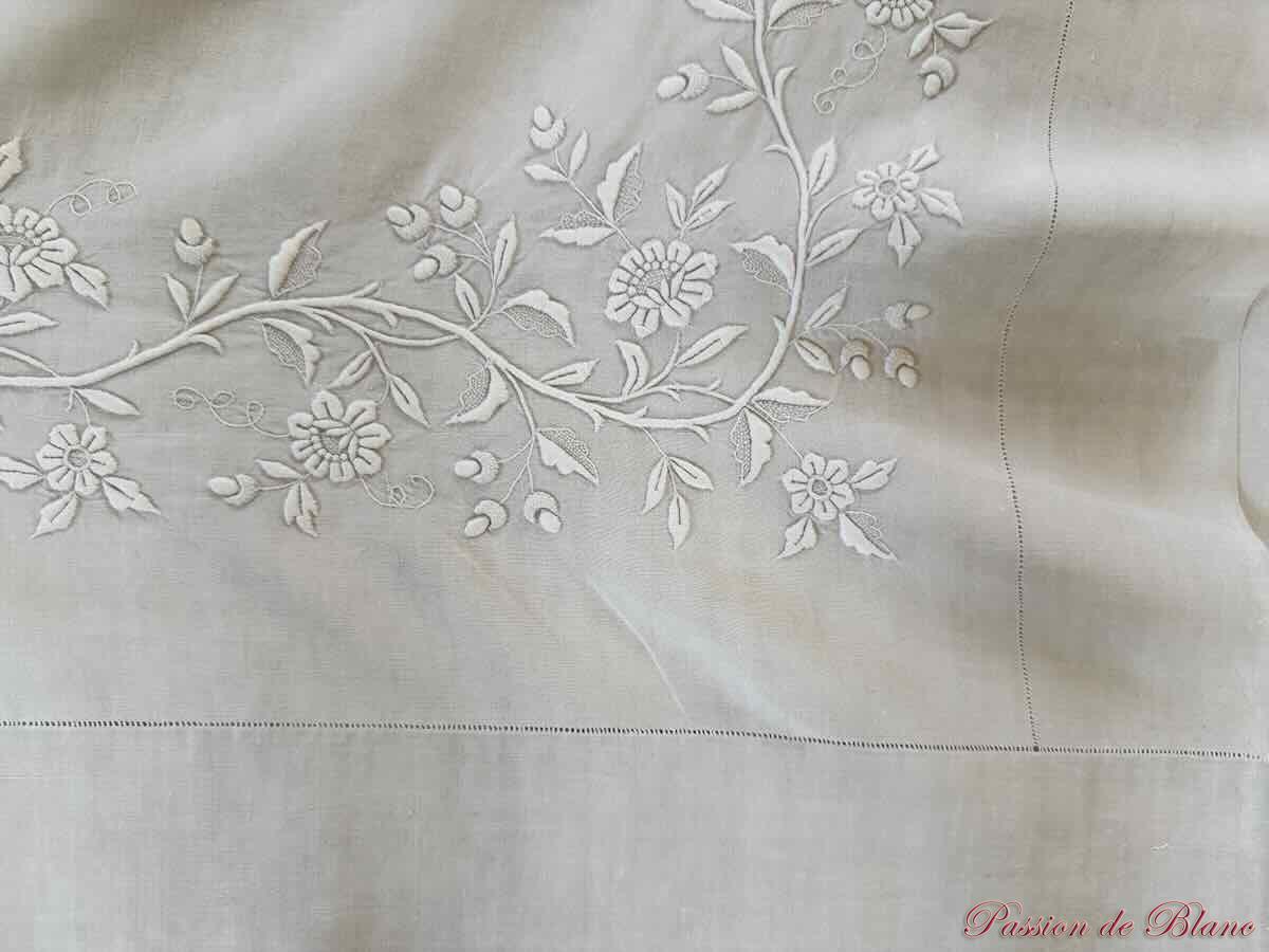 Drap BB lin fin retours brodées