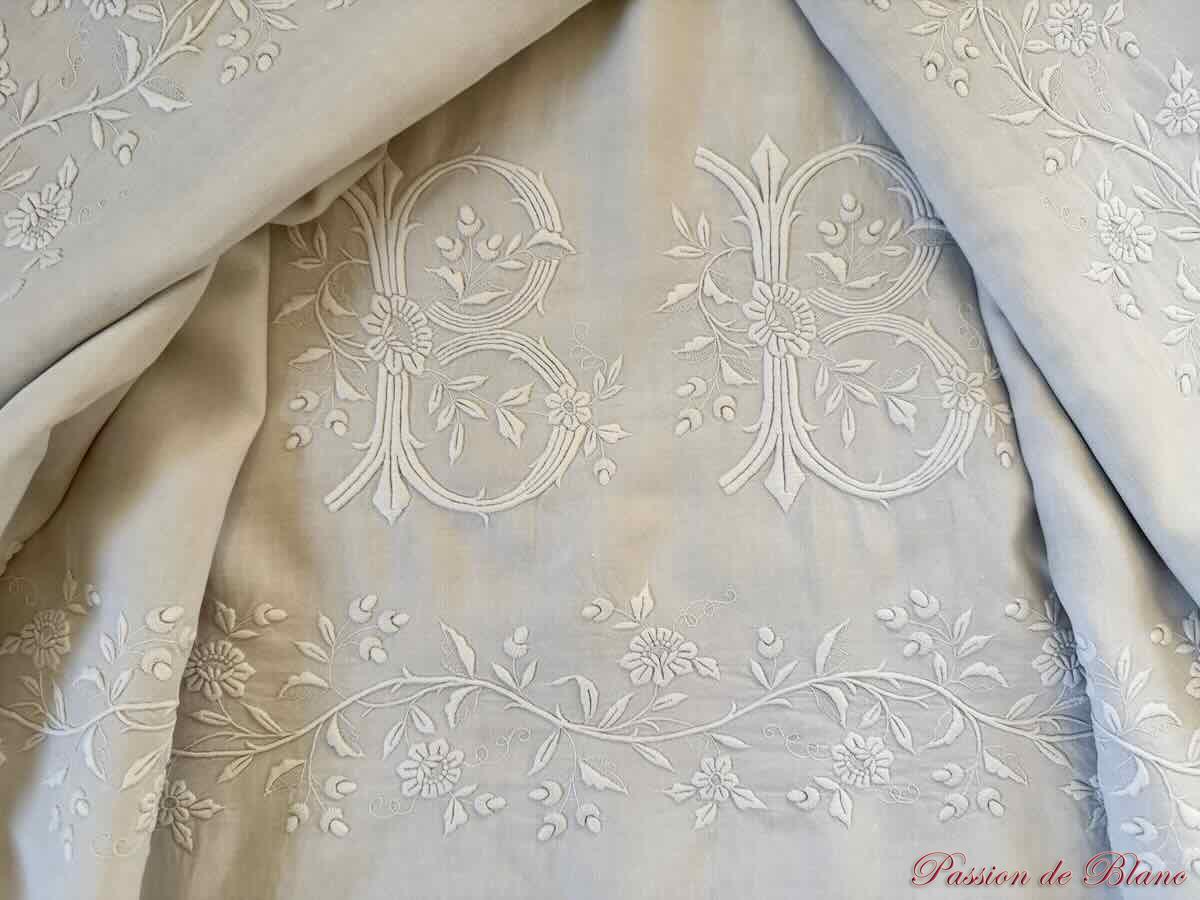 Grand drap BB, lin fin blanc neuf, découverte retours brodés: guirlande fleurie – Image 3