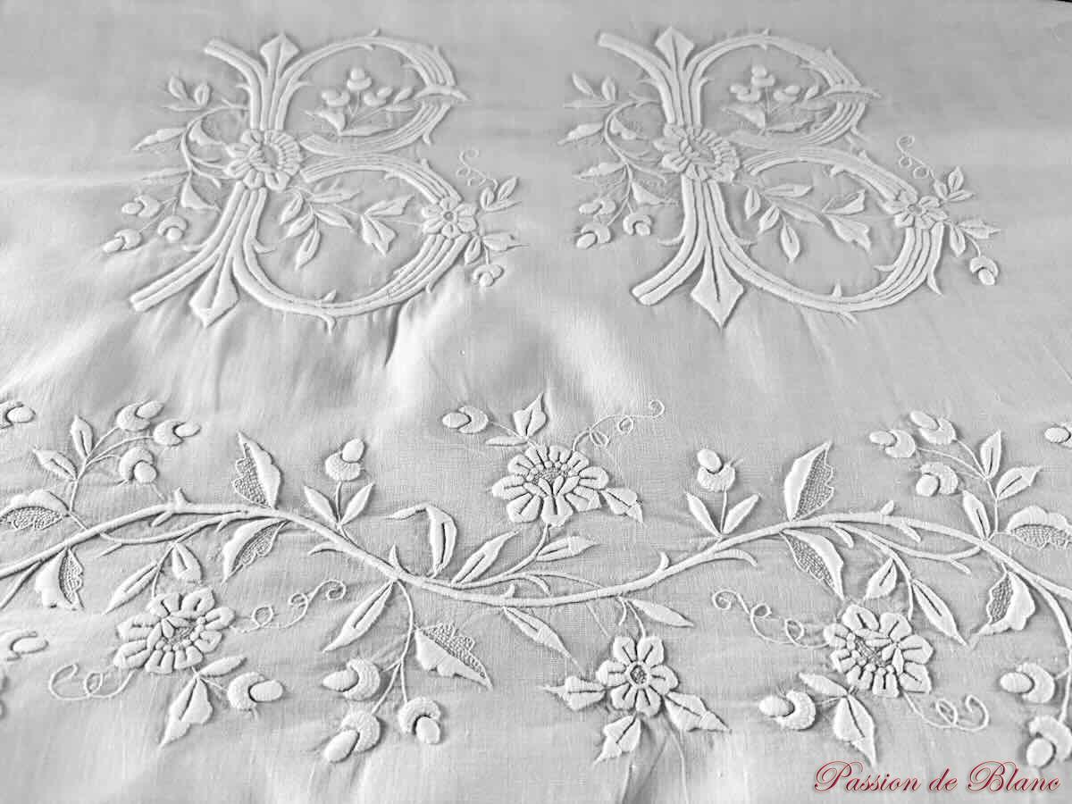 Grand drap BB, lin fin blanc neuf, découverte retours brodés: guirlande fleurie – Image 2