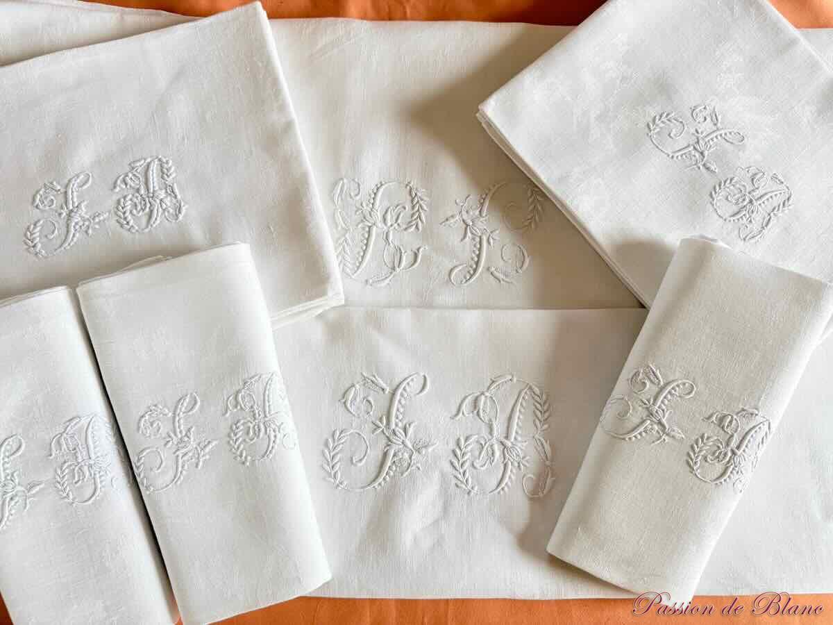 Service de table 12 couverts, damassé de lin fin avec monogramme JB, broderie main – Image 4