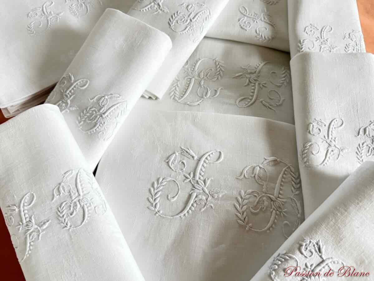 Service de table 12 couverts, damassé de lin fin avec monogramme JB, broderie main – Image 3