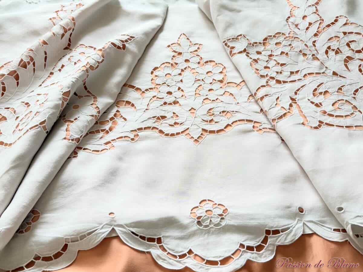 Drap Richelieu avec retours brodés main