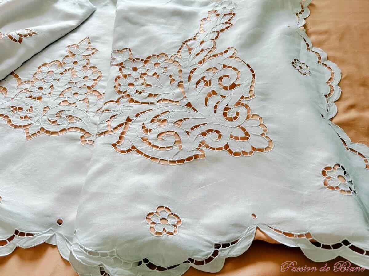 Drap avec broderie Richelieu réalisé main, toile fil de lin – Image 3