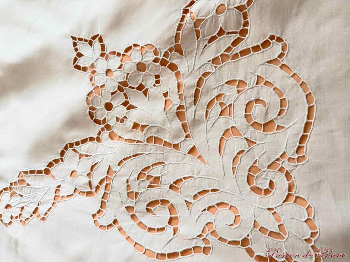 Drap avec broderie Richelieu réalisé main, toile fil de lin – Image 7