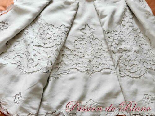 Drap avec broderie Richelieu réalisé main, toile fil de lin