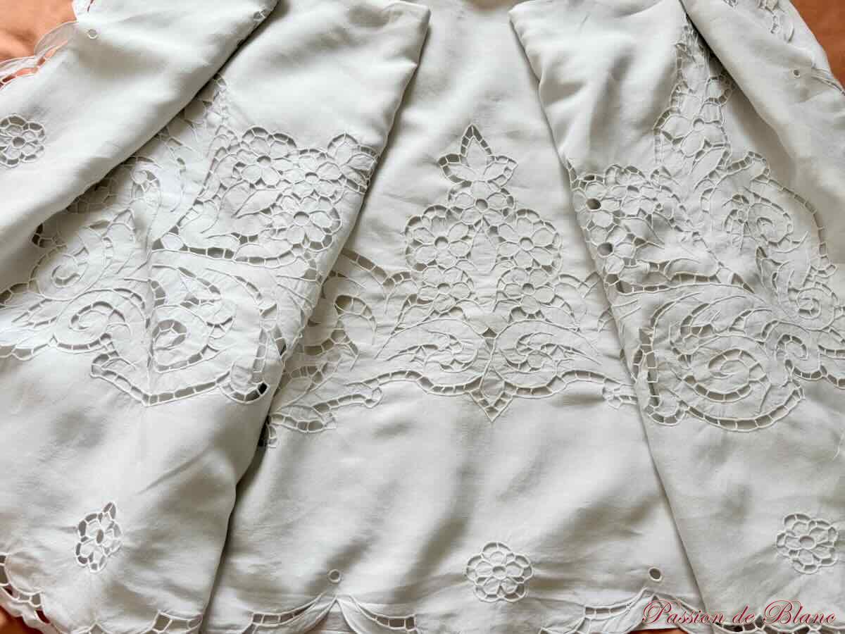 Drap avec broderie Richelieu réalisé main, toile fil de lin